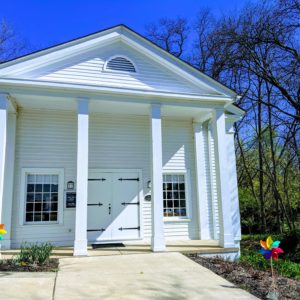 An image of the meeting house at Universalist Unitarian Church of Farmington